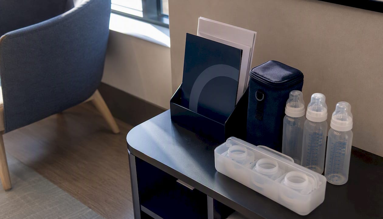 Baby bottles and milk storage for breastfeeding pause
